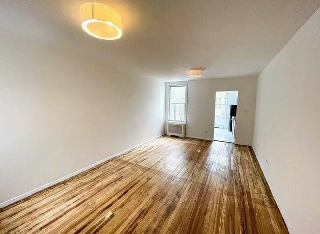 Building Photo - 72-43 60th Ln