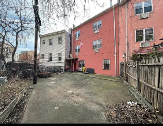 Building Photo - 427 Hart St