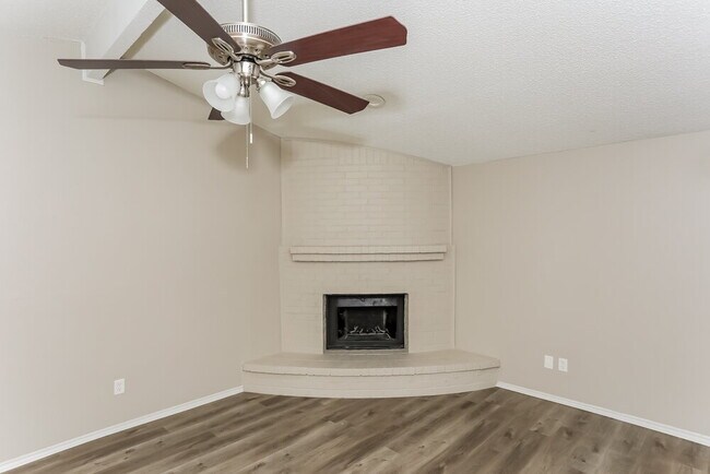 Foto del edificio - 6004 Cool Springs Dr