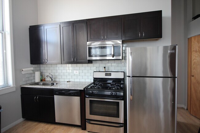 Building Photo - 7044 N Clark St
