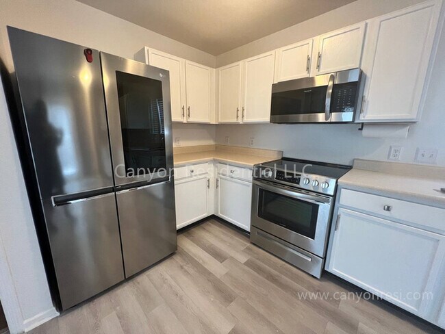 Building Photo - Beautiful 3b Room! Move in ready!