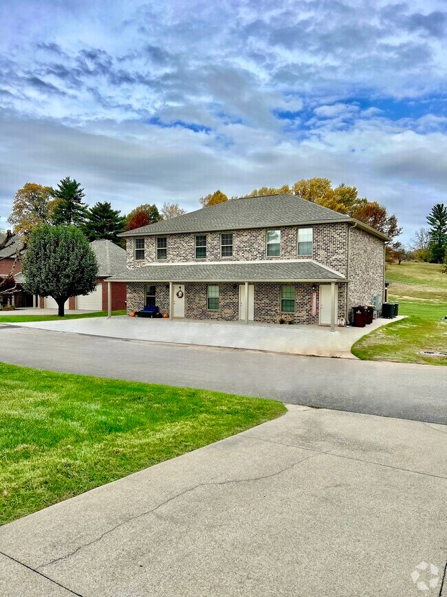 Building Photo - 208 Fairway Ln