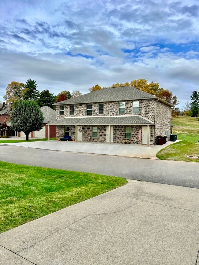 Building Photo - 208 Fairway Ln