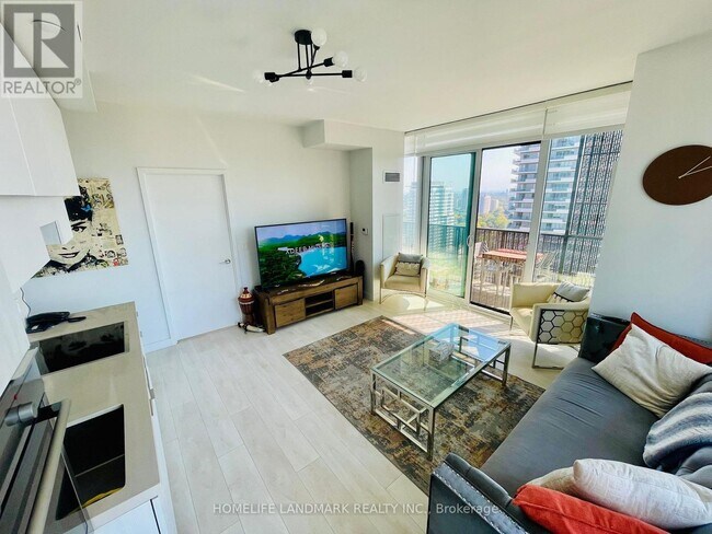 Photo du bâtiment - 8 Eglinton Ave E