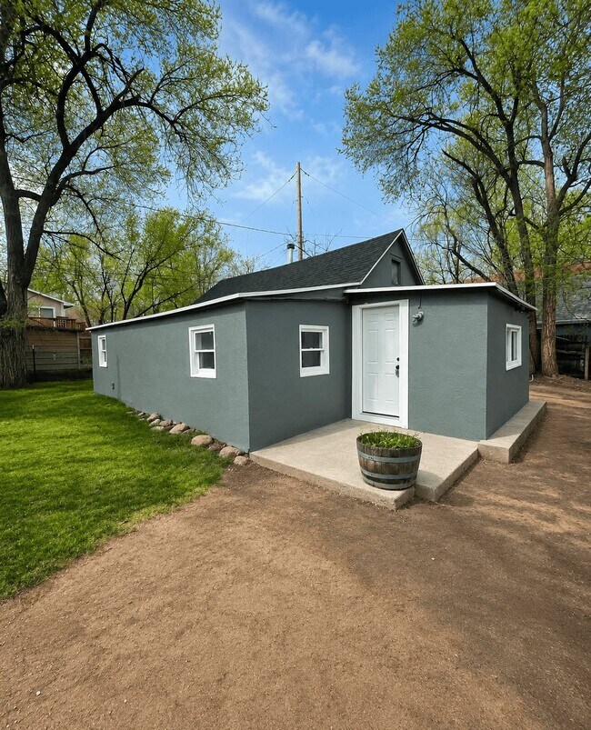 Building Photo - 111 E Cheyenne Rd