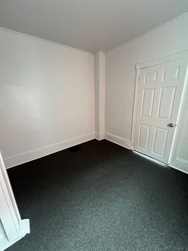 Foto del edificio - FOUR BEDROOM/ONE BATH ROW