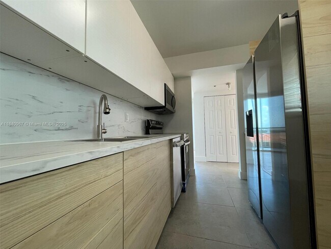Foto del edificio - 8888 Collins Ave