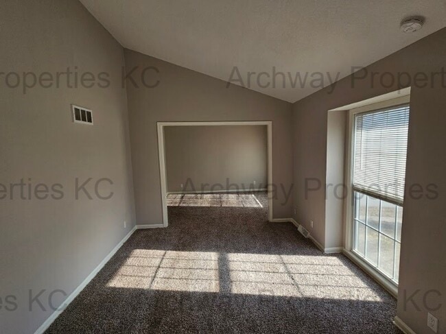 Building Photo - 1600 W Elm Terrace