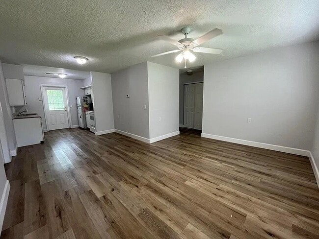 Building Photo - 6562 Redwood Oaks Dr
