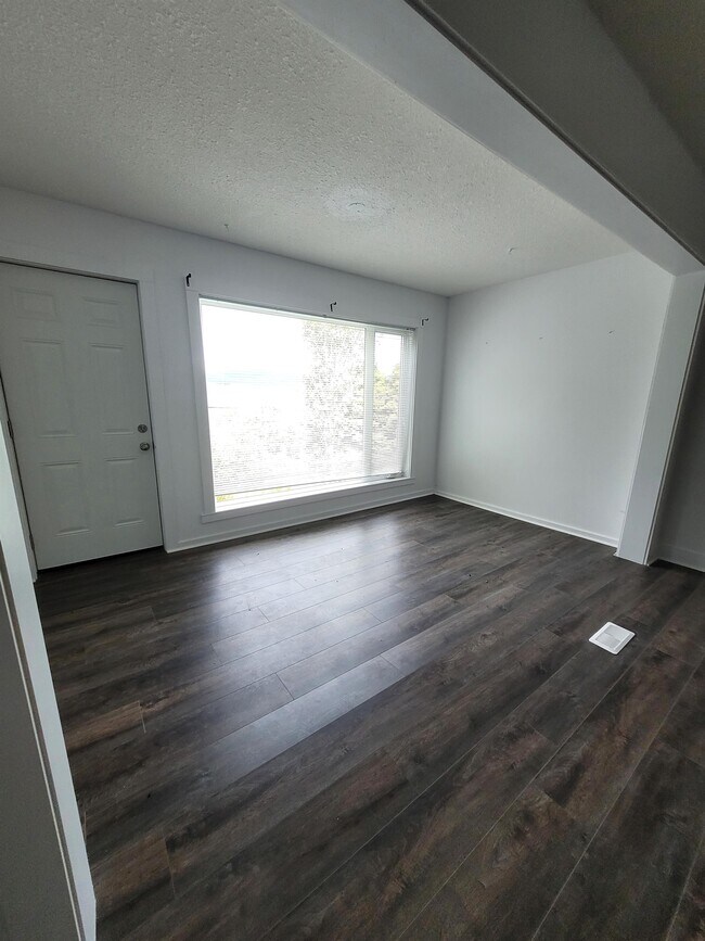 Photo du bâtiment - 916-916 1st Ave W