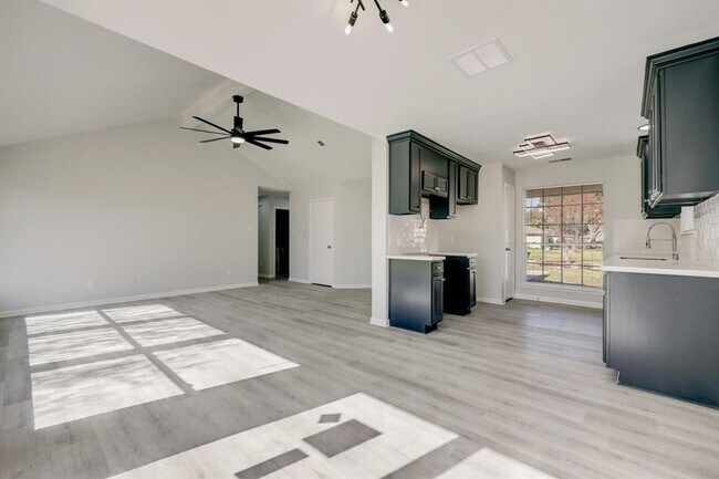 Building Photo - 18723 Spinney Ln