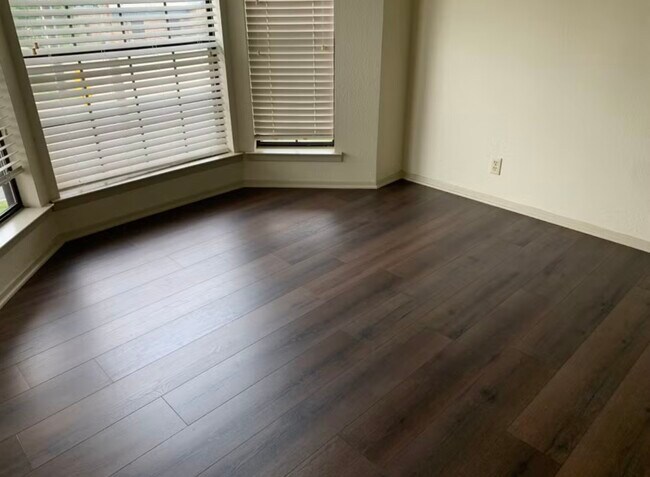 Foto del edificio - 1604 N Travis St