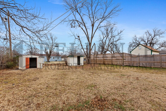 Building Photo - 2908 S Glenn Ave