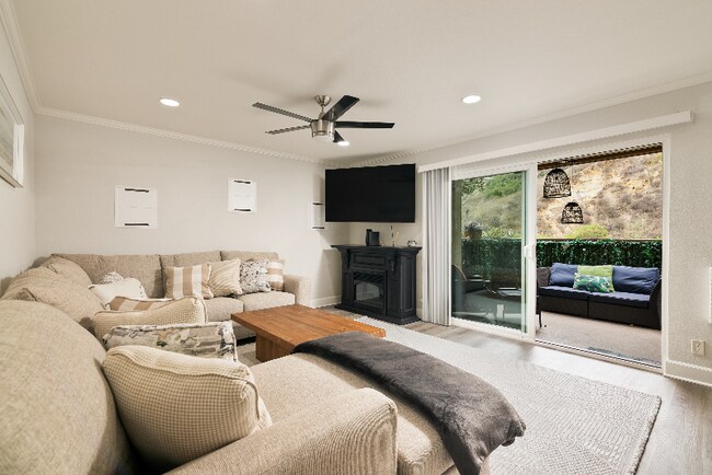 Building Photo - 8503 Villa La Jolla Dr