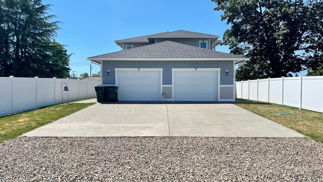 Primary Photo - Beautiful 3 Bedroom Duplex with Garage!