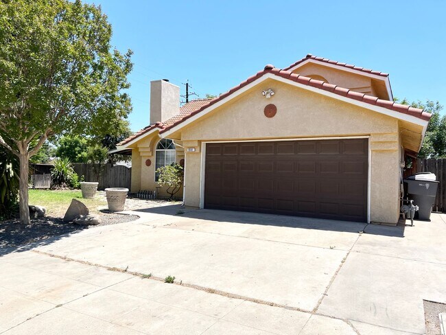 Building Photo - Beautiful 4/2 in North Fresno