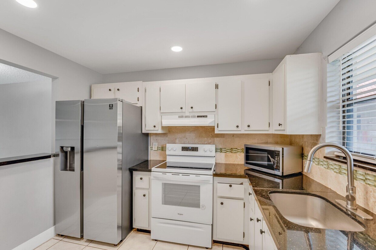 Foto principal - 21915 Lake Forest Cir