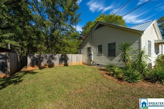 Building Photo - 625 Pinecrest Dr