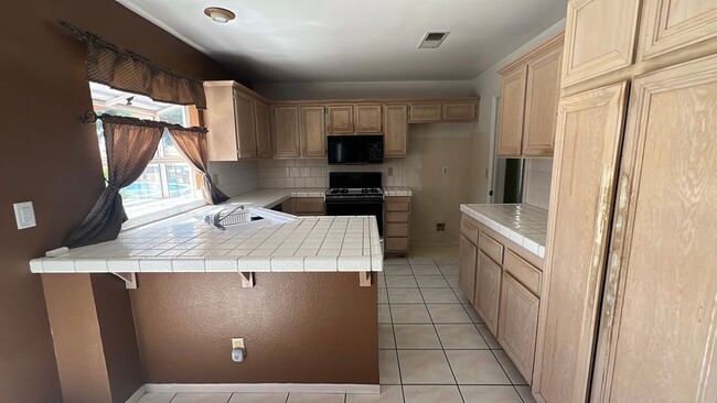 Building Photo - East Palmdale Home