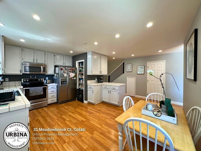 Foto del edificio - Bright and Spacious 3 Bedroom Townhome in ...