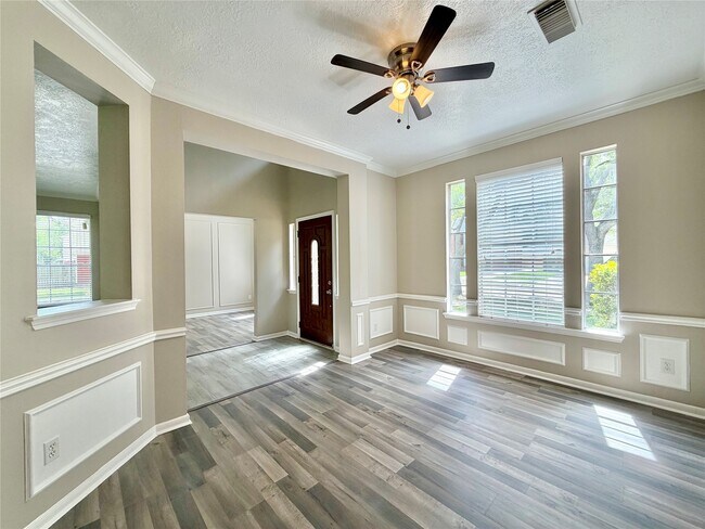 Foto del edificio - 6315 Laurel Bush Ln