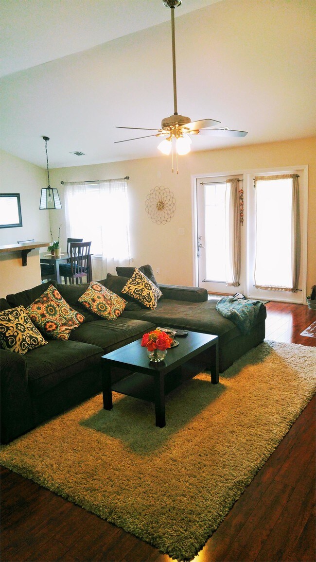 Foto del edificio - 34 Twin Oaks Pl