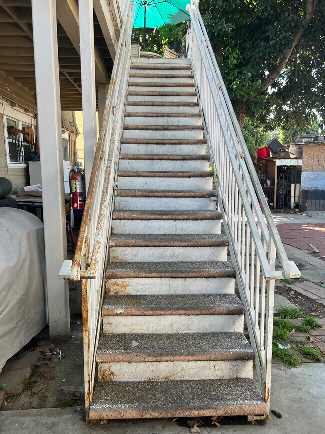 Building Photo - 1467 W Vernon Ave