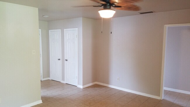 Building Photo - 418 Cottonwood Dr