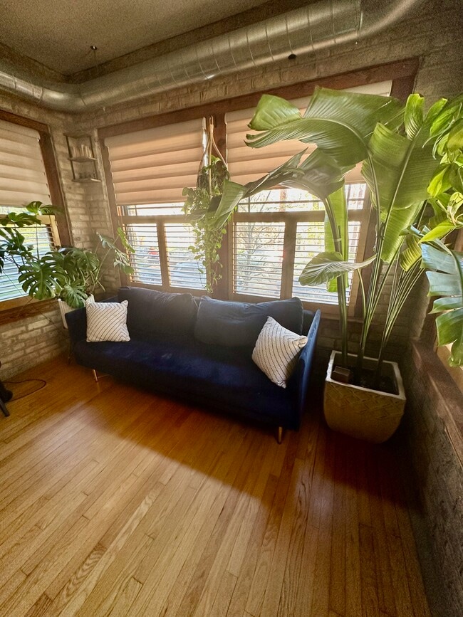 Building Photo - 7017 N Greenview Ave