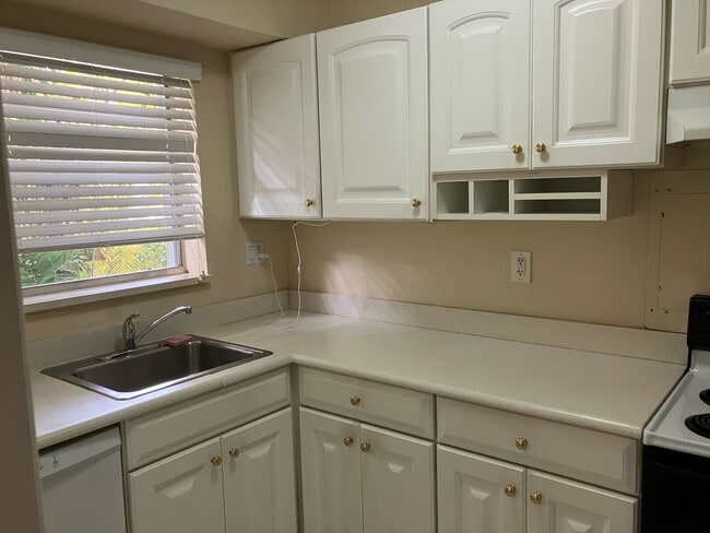 Building Photo - 5590 SW 78th St
