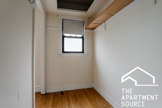 Foto del edificio - 512 W Cornelia Ave