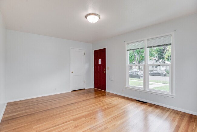 Foto del edificio - 3823 Quail Ave N