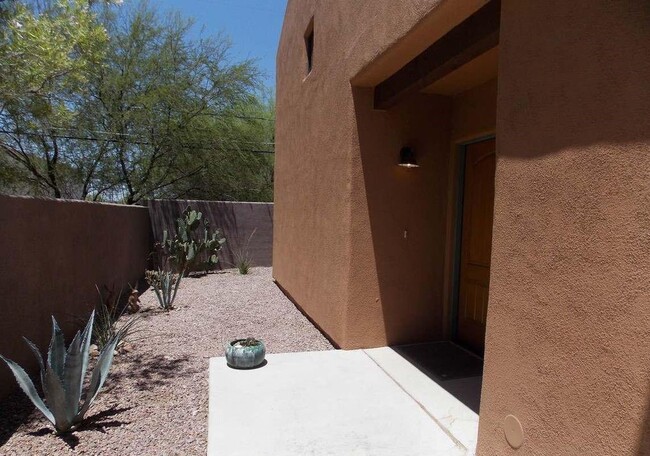 Side Patio - 3135 N Olsen Ave