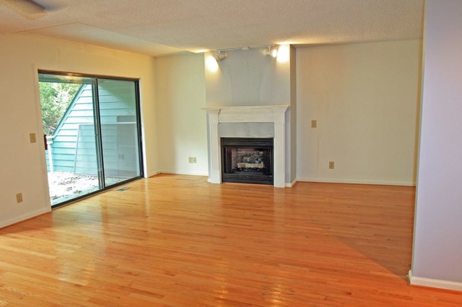 Building Photo - 2 Bedroom Riverfront Townhouse in Ellijay