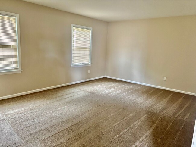 Building Photo - 3 bedroom/1.5 bathroom-Courthouse Green
