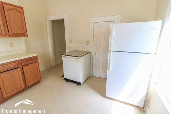 Foto del edificio - Great side-by-side duplex! Washer & dryer, pet friendly, large front porch!