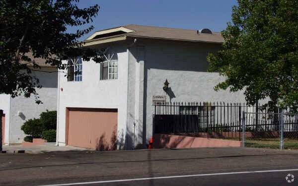 Building Photo - 2560 Bancroft Dr