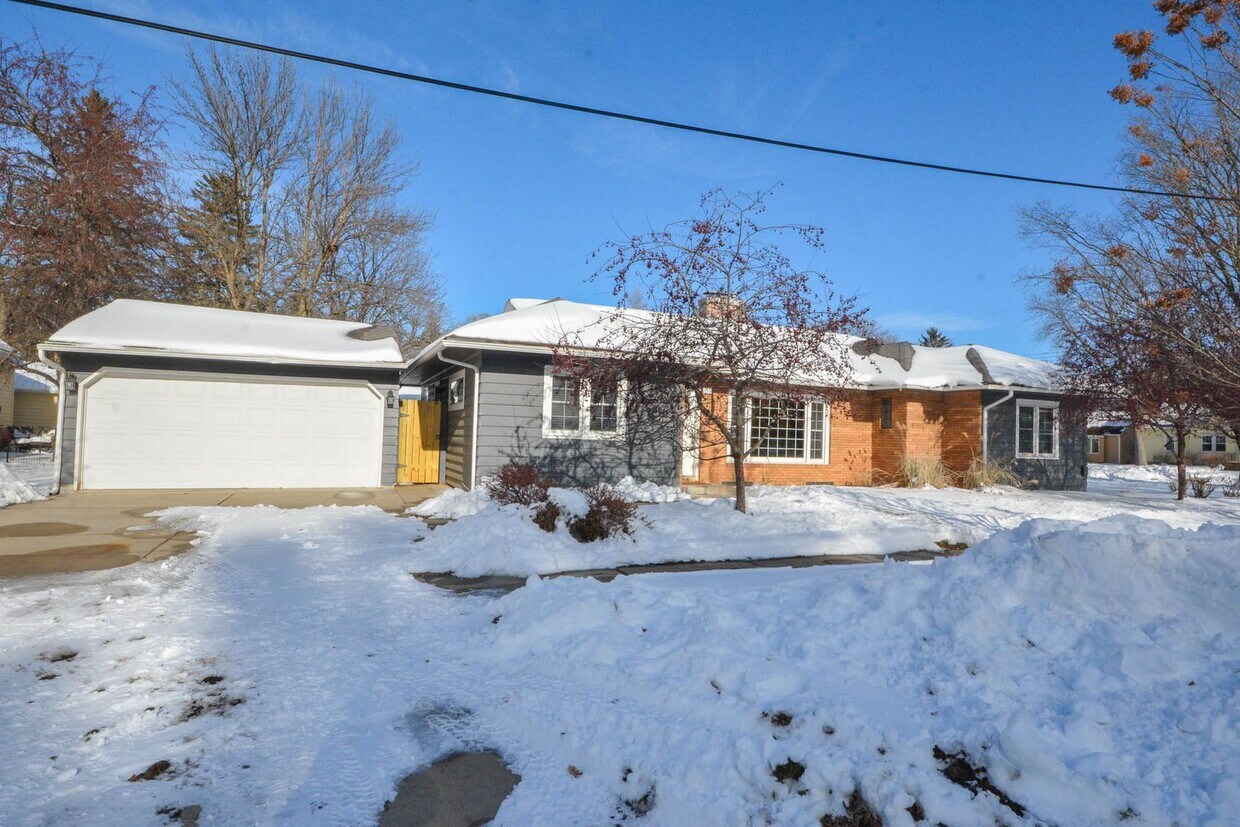 Foto principal - Gorgeous home on corner lot near Soldier's...