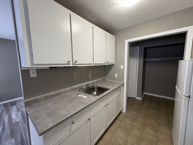 Building Photo - 2 Reading Crescent