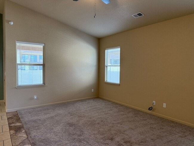 Foto del edificio - Beautiful 4 bedroom, 2 bath, 3 car garage ...