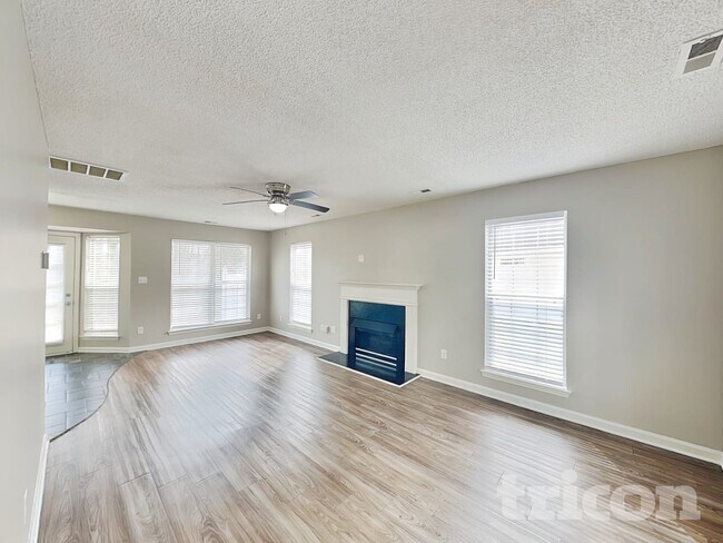 Foto del edificio - 10007 Northwoods Forest Dr