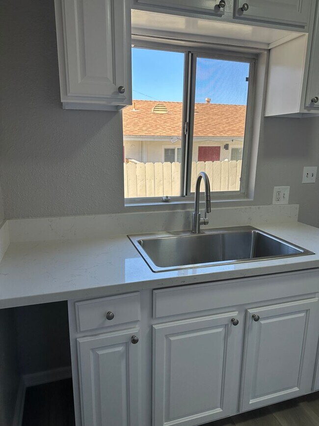 Foto del edificio - Renovated 1 Bedroom, 1 Bath Ground Floor Apartment with Washer/Dryer and 1 Car Garage