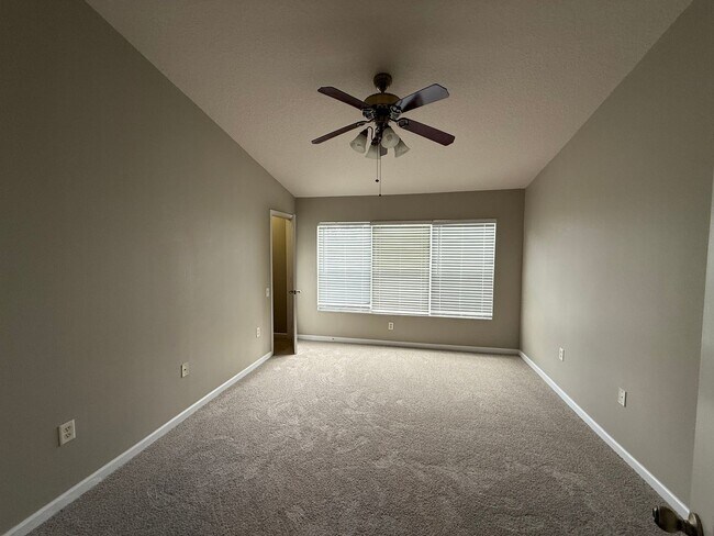 Foto del edificio - Beautiful home located inside gated commun...