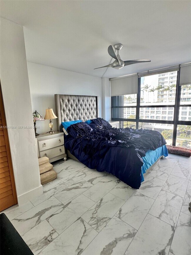 Foto del edificio - 600 NE 36th St