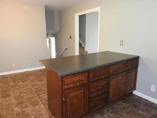 Foto del edificio - Coming SOON! 4 Bedroom with 2 living rooms! 1.5 Bath near Dover Rd!