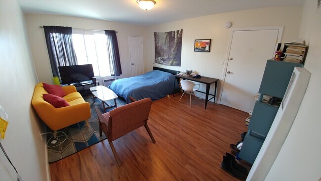 Foto del edificio - 1157 N Kingsley Dr