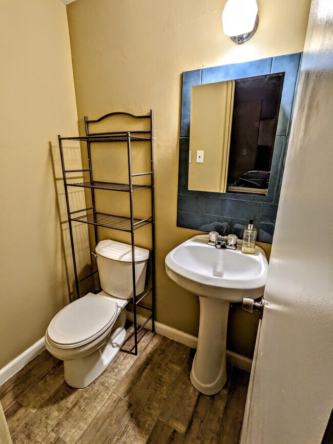Foto del edificio - 3007 Quincy St NE