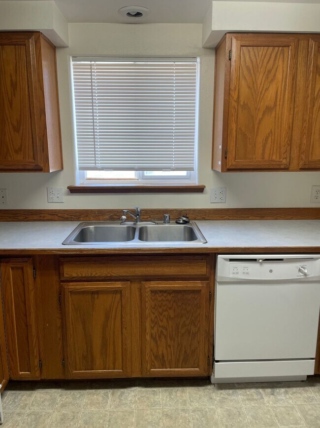 Foto del edificio - Duplex for Rent, Lake Views & Garage