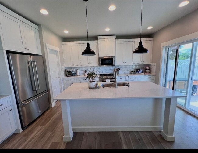 Building Photo - 3 Bed + Office + Bonus | 3-Car Garage