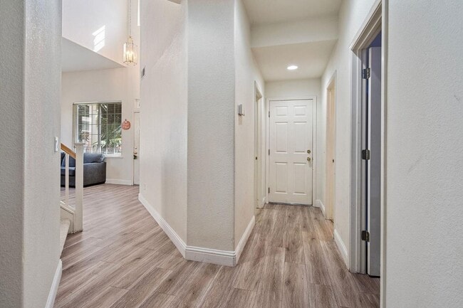 Building Photo - 4 Bedroom 3 Bathroom Available Now